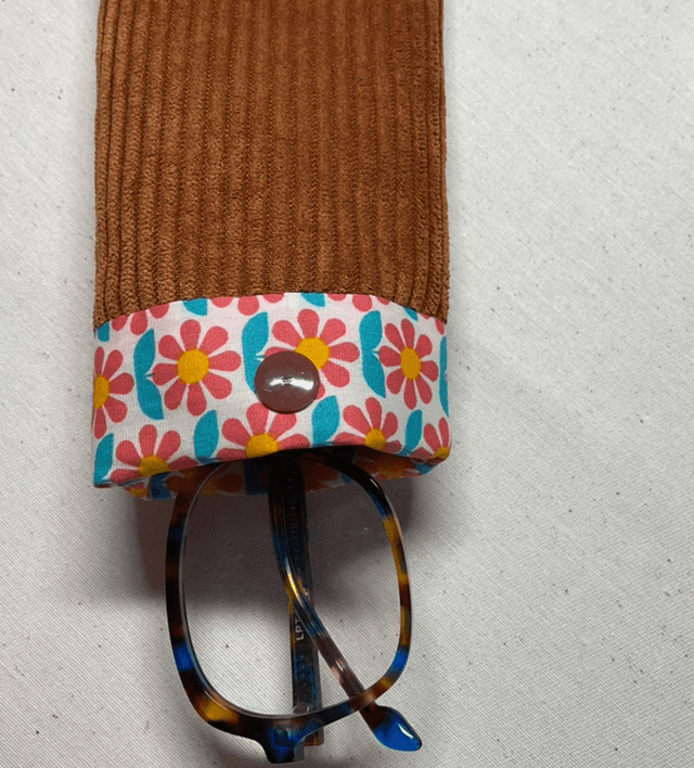 Étui à lunette en velours côtelé caramel