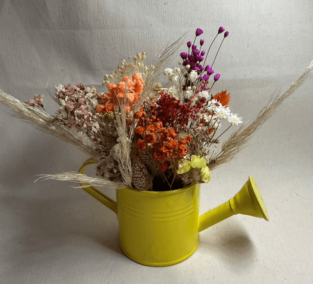 Arrosoir jaune fleuri
