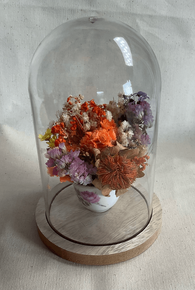 Cloche fleurie dans petite tasse vintage 