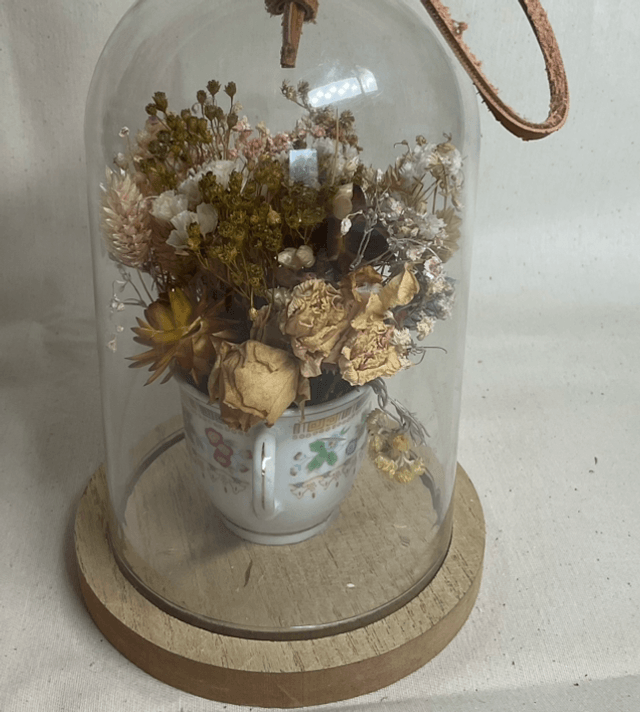 Grande cloche de fleurs  séchées dans une tasse vintage