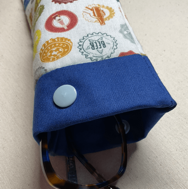 Étui à lunettes en coton imprimé capsule de bières.