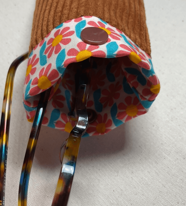 Étui à lunette en velours côtelé caramel