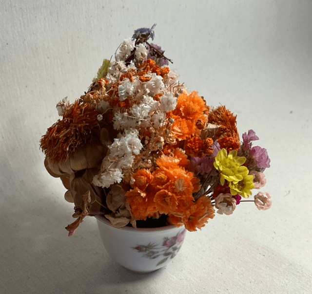 Cloche fleurie dans petite tasse vintage 