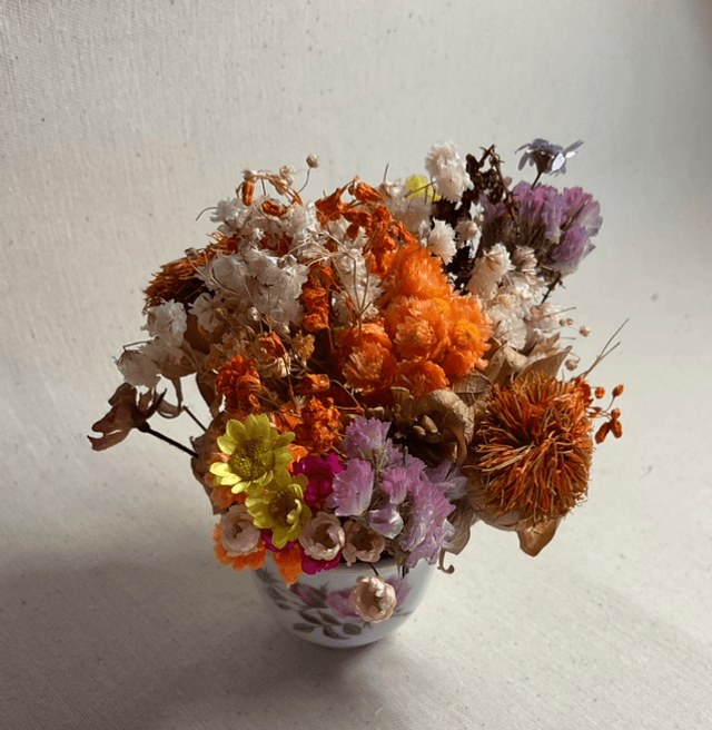 Cloche fleurie dans petite tasse vintage 
