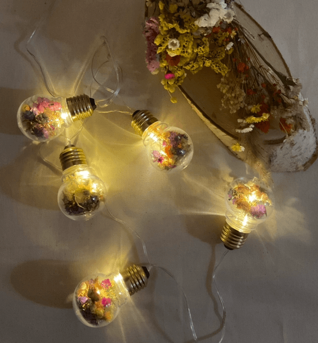 Guirlande lumineuse à led de fleurs séchées.