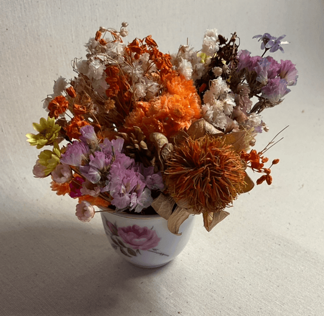 Cloche fleurie dans petite tasse vintage 