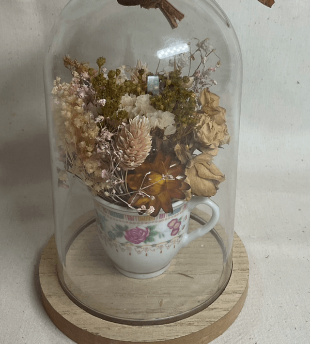 Grande cloche de fleurs  séchées dans une tasse vintage