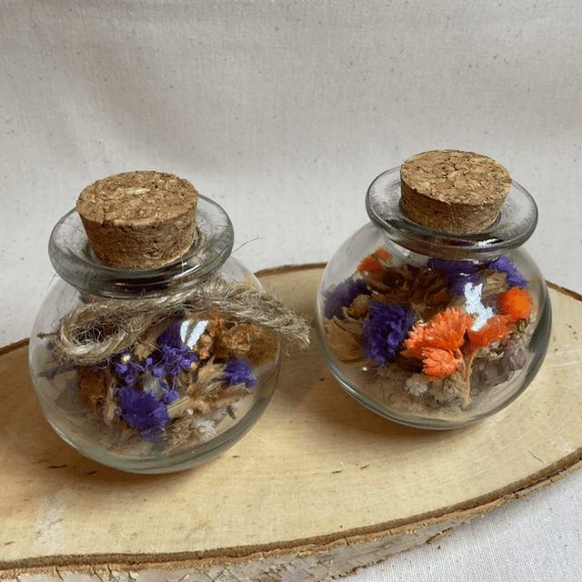 Petit flacon avec fleurs séchées
